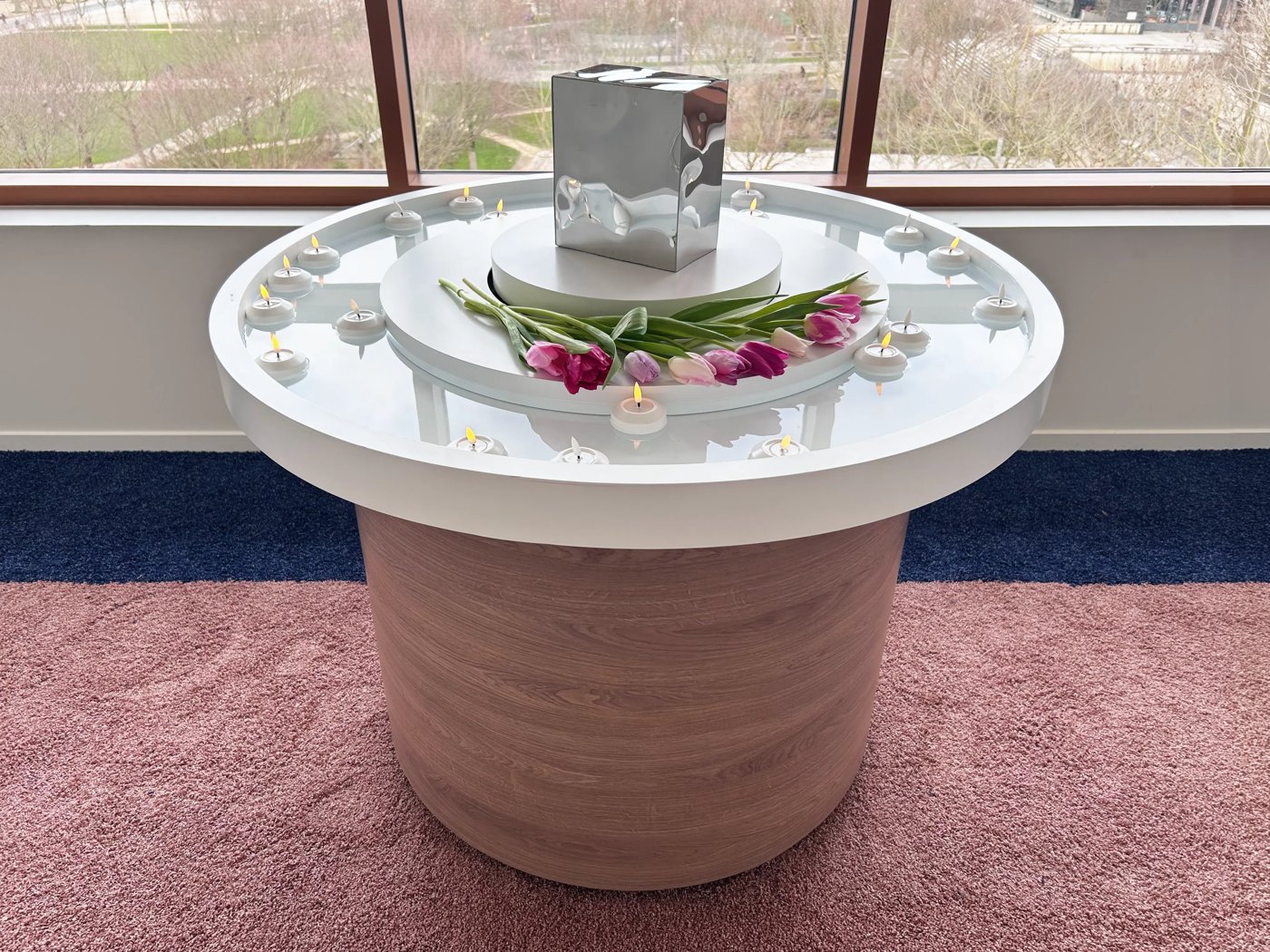 L'autel La Source par Neorite, vue d'ensemble avec bassin, bougies et tulipes