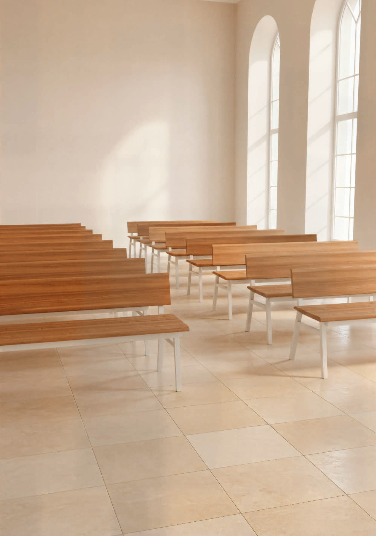 Les bancs Rivage installés en rangées dans une salle de cérémonie lumineuse aux fenêtres cintrées