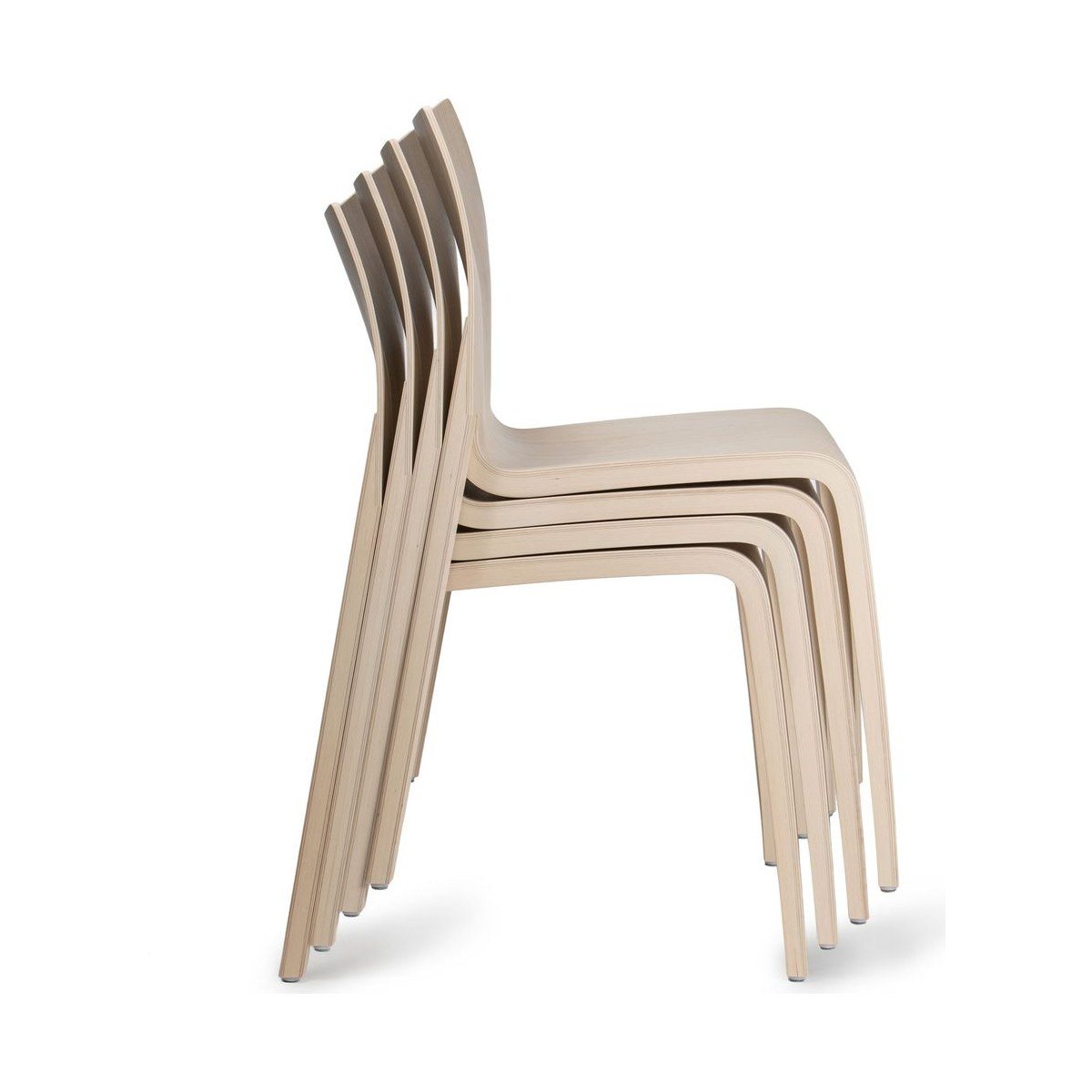 Quatre chaises Flow empilées, illustrant leur faible encombrement au rangement