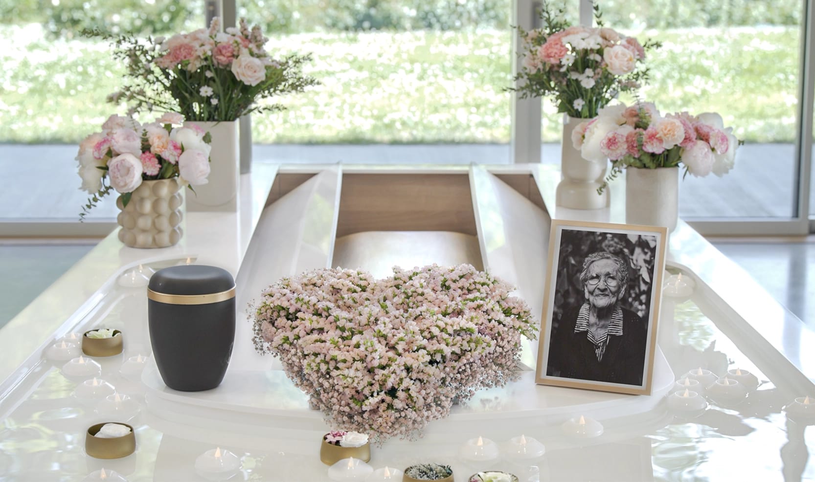 La Source, gros plan sur le dispositif rituel avec fleurs et bougies