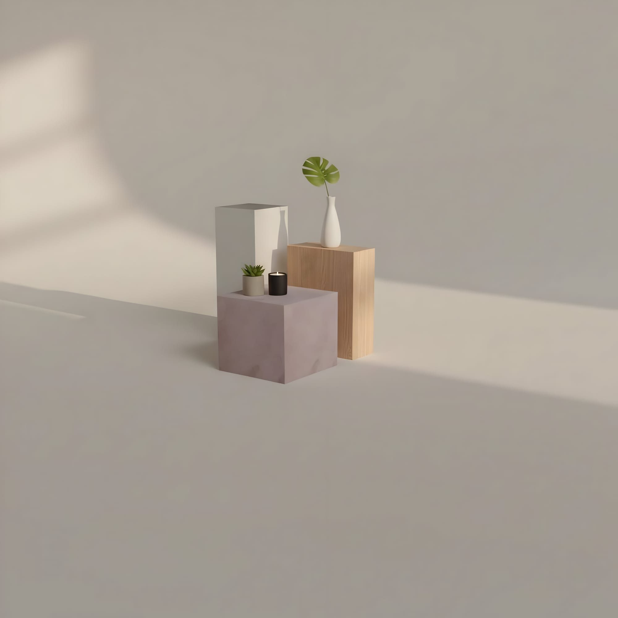 Deux sellettes Ancrage, en bois et laqué, composées avec vase, bougie et plante dans une lumière douce
