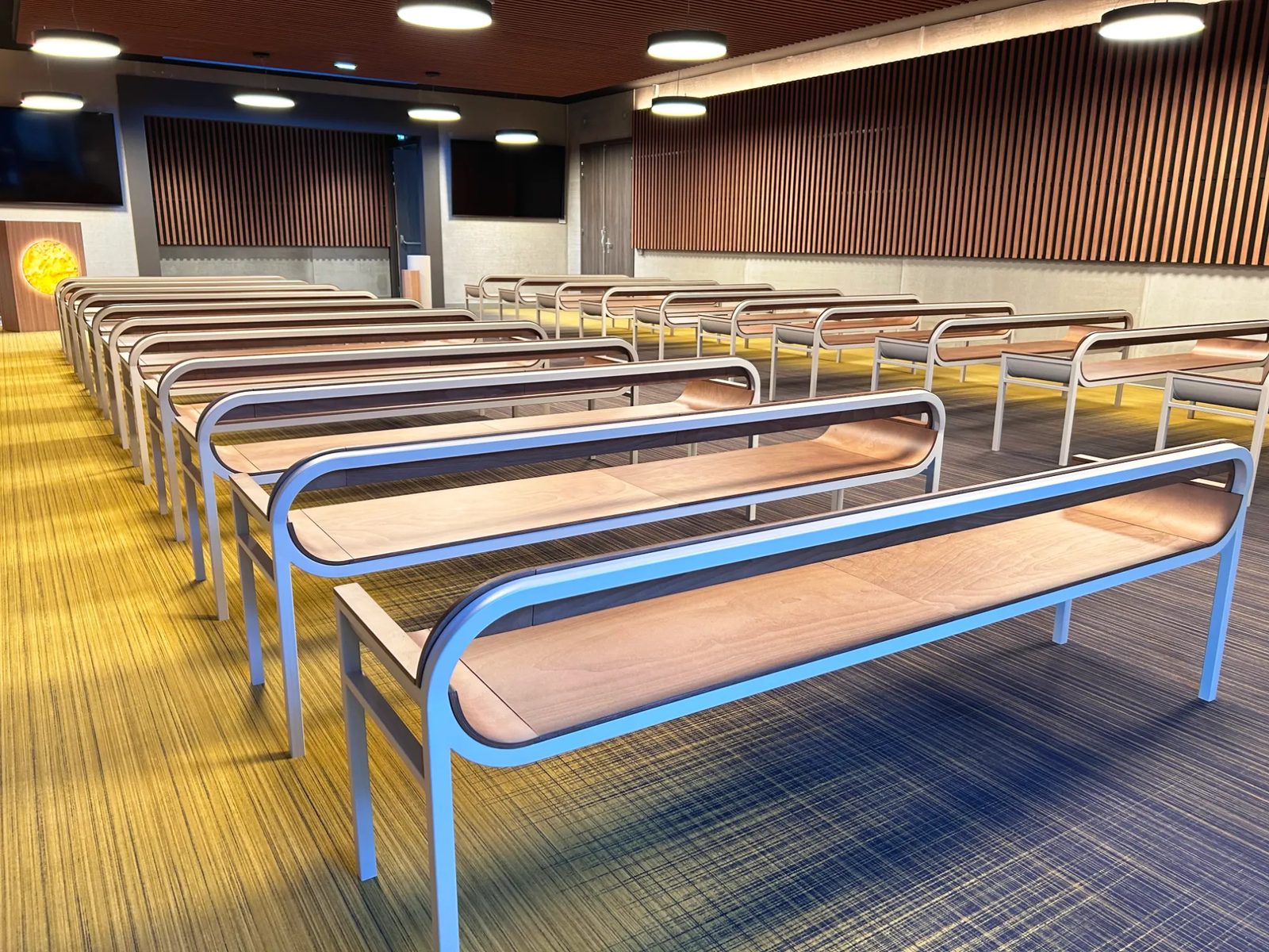 Les bancs Versõ installés chez Pompes funèbres du Grand Narbonne, Narbonne (11)