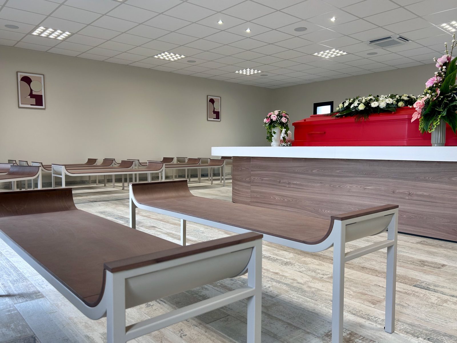 Les bancs Versõ installés chez Pompes Funèbres Hennard, Hérin (59)