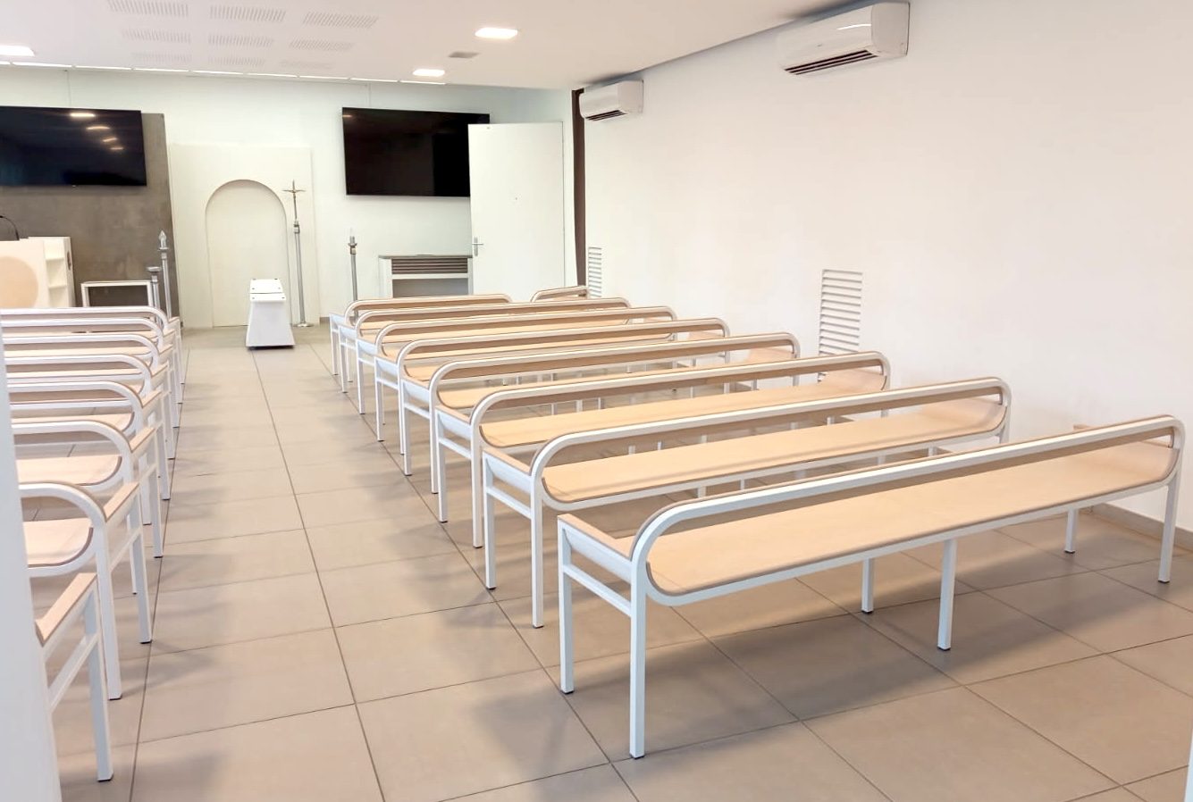 Les bancs Versõ installés chez Crématorium de Mont-de-Marsan, Mont-de-Marsan (40)