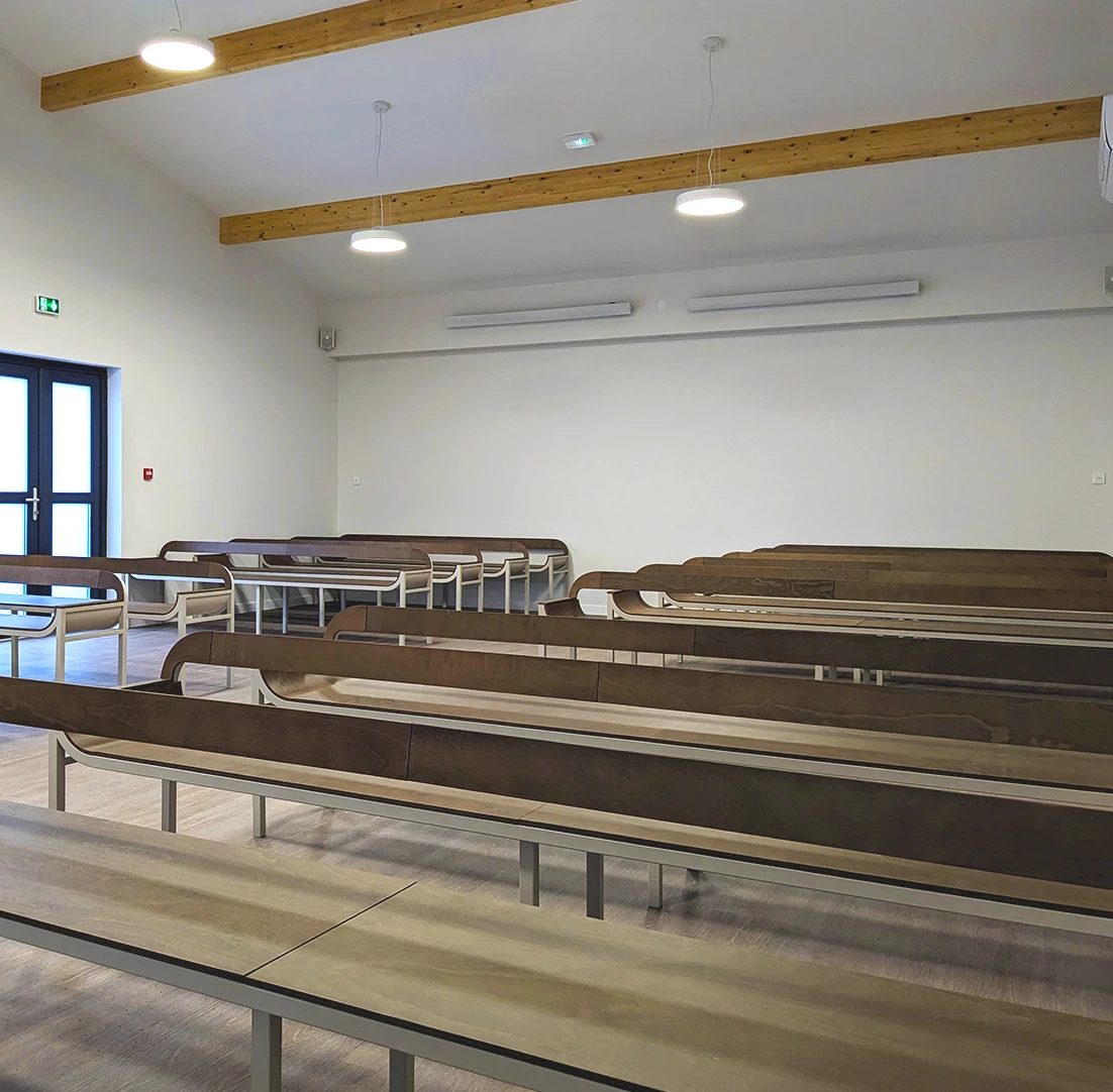 Les bancs Versõ installés chez Funérarium des deux rivières, Moyeuvre-Grande (57)